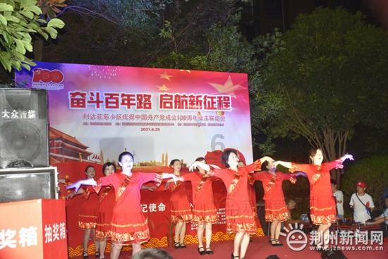 汽车玻璃两侧升降里面沙子如何清理？